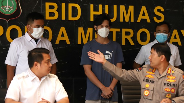 Polisi menggelar konferensi pers Artis Naufal Samudera terkait narkoba di Humas Polda Metro Jaya, Jakarta, Sabtu (8/1). Foto: Agus Apriyanto