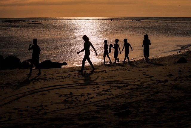 Anak-anak bermain di pantai. Foto: Abdul Hadi/acehkini