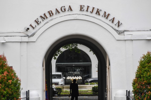Seorang pegawai memasuki Kantor Lembaga Biologi Molekuler (LBM) Eijkman di Jakarta, Senin (3/1/2022). Foto: Wahyu Putro A/Antara Foto