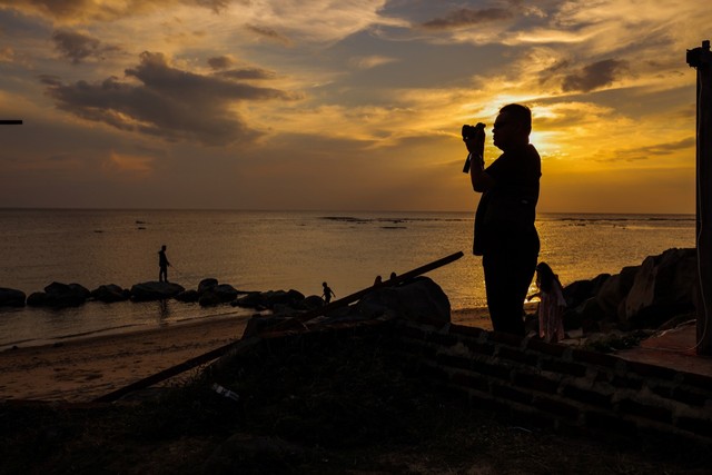 Merekam sunset di Lampuuk. Foto: Abdul Hadi/acehkini