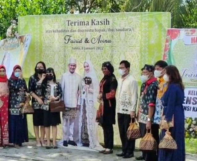 Para tamu undangan saat berpose pada standing foto yang disiapkan oleh panitia pernikahan Wali Kota Palangka Raya.