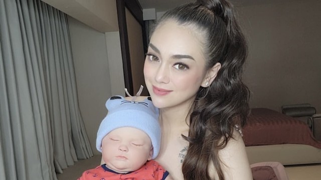 Celine Evangelista bersama boneka bayi, sumber: Instagram (https://www.instagram.com/p/CYIsp3GPjNA/?utm_source=ig_web_copy_link)