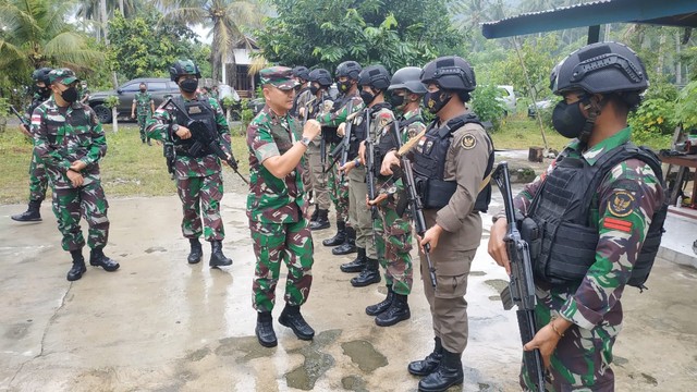 Brigjen TNI Toto Nurwanto mengunjungi pos Kotis Satgas Madago Raya yang berada di Desa Tokorondo, Kecamatan Poso Pesisir, Kabupaten Poso, Sulawesi Tengah, Sabtu (8/1). Foto: Istimewa