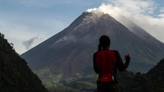 Kubah lava sisi barat daya Gunung Merapi terlihat dari Kaliurang, Sleman, DI Yogyakarta. Foto: ANTARA FOTO/Hendra Nurdiyansyah