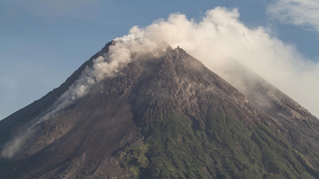 Kubah lava sisi barat daya Gunung Merapi terlihat dari Kaliurang, Sleman, DI Yogyakarta. Foto: ANTARA FOTO/Hendra Nurdiyansyah