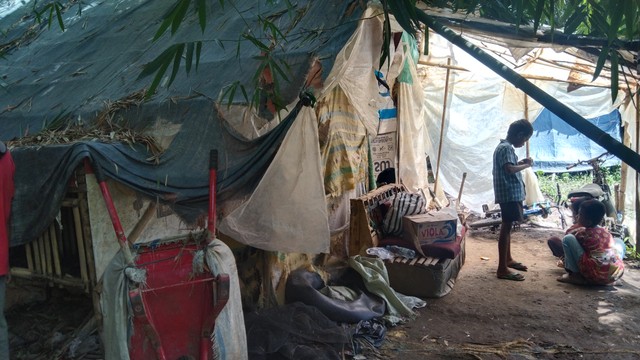 Keluarga di Majalengka tinggal di gubuk tenda plastik. Foto: Erick Disy/CIREMAITODAY