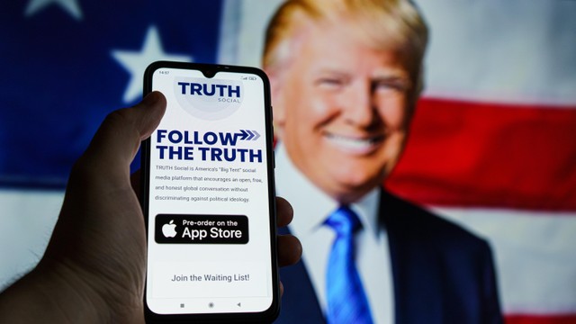 Truth Social ini adalah aplikasi medsos buatan Donald Trump. Foto: Shutter Stock