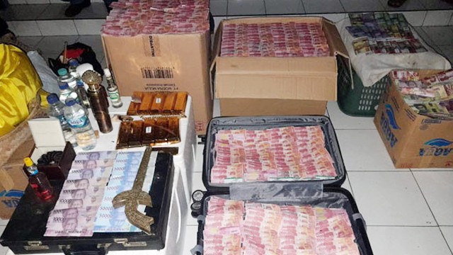 Barang bukti sejumlah uang mainan yang diamankan polisi dari HRW, pelaku penipuan dengan modus penggandaan uang di Kota Bitung. (foto: istimewa)