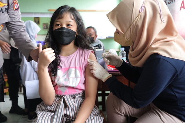 Vaksinasi bagi anak pelajar usia 6-11 tahun di Kabupaten Kuningan, Jawa Barat, telah diawali oleh Polres Kuningan melalui program Vaksinasi Merdeka Anak. (Andri)