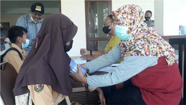 Para pelajar berusia 6-11 tahun di Pangandaran, Jawa Barat, mulai menjalani vaksinasi Corona. (Foto: Istimewa)