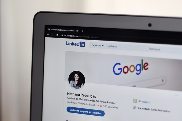 Ilustrasi cara membuat Linkedin untuk membangun profil karir di media digital. Sumber: Unsplash