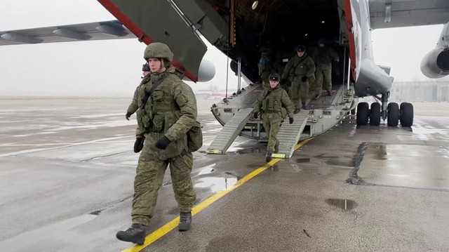 Tentara Rusia turun dari pesawat militer, sebagai bagian dari misi penjaga perdamaian di tengah protes massal di Kazakhstan. Foto: Pertahanan Rusia/Handout melalui REUTERS