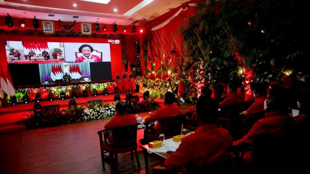 Gus Yaqut Pimpin Doa di HUT ke-49 PDIP, Doakan Megawati dan Kader Banteng (42150)