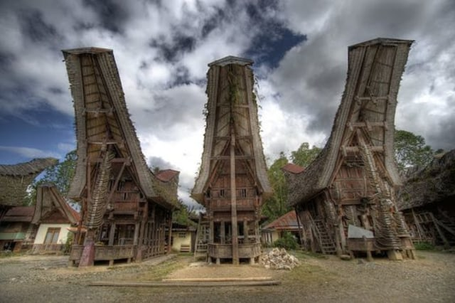 Rumah adat Sulawesi Selatan memiliki karakteristik yang mewakili kebudayaan masyarakat setempat. Foto: Pinterest.com