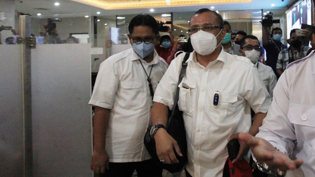 Pegiat media sosial yang pernah menjadi politisi Partai Demokrat Ferdinand Hutahaean tiba untuk menjalani pemeriksaan di Bareskirim Mabes Polri. Foto: ANTARA FOTO/Reno Esnir