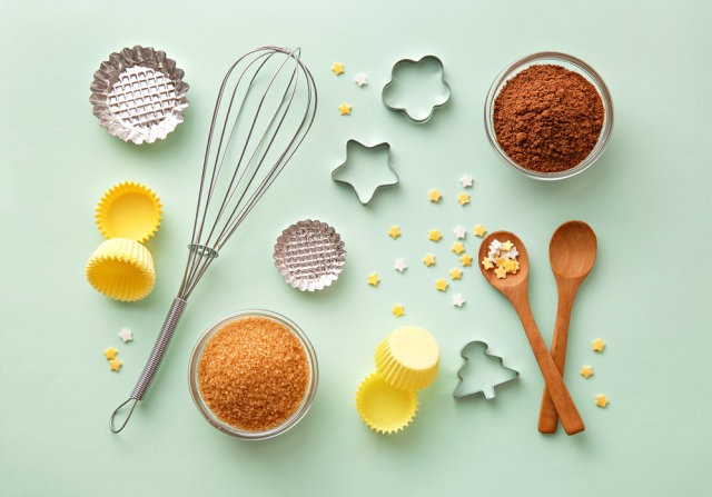 Ilustrasi bumbu masakan yang menggunakan takaran gram dan sendok makan. Foto: Shutterstock