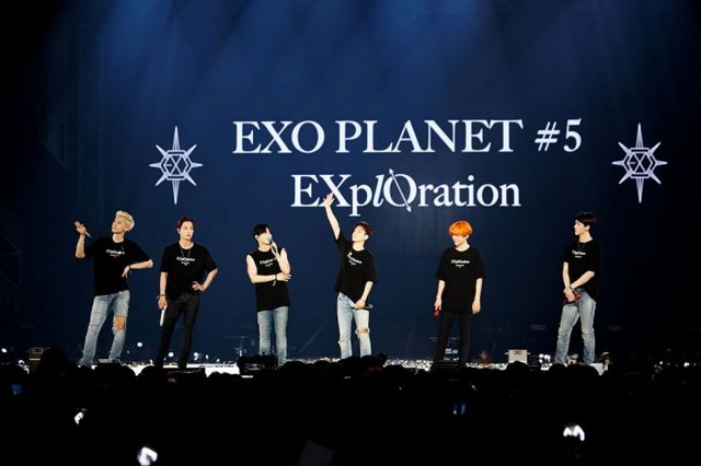 Boyband EXO, dalam Konser EXO Planet #5 Exploration Foto: Twitter/ @allkpop