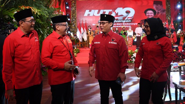 Sekjen PDI Perjuangan Hasto Kristiyanto (kedua kiri) berbincang dengan Ketua DPP Djarot Saiful Hidayat (kiri), Ketua DPP Ahmad Basarah (kedua kanan) dan Wasekjen Sadarestuwati dalam peringatan HUT Ke-49 PDIP. Foto: Sigid Kurniawan/Antara Foto
