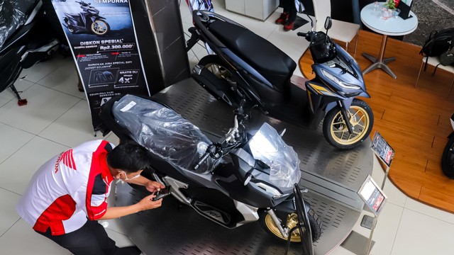 Petugas membersihkan sepeda motor yang di panjang di salah satu dealer motor di kawasan Pasar Minggu, Jakarta Selatan, Senin (10/1/2021). Foto: Iqbal Firdaus/kumparan