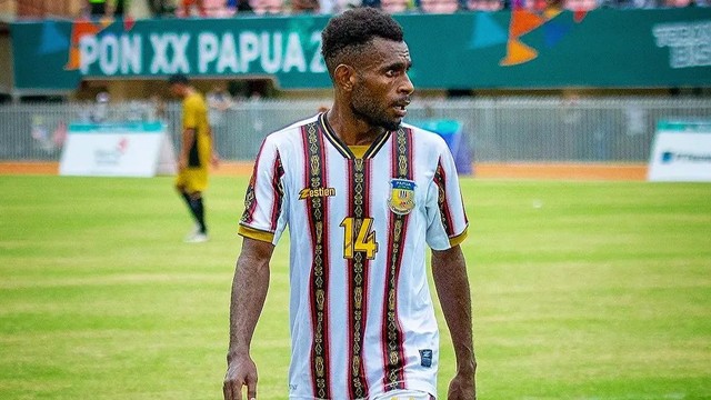 Pemain sepak bola PON Papua, Samuel Balinsa. Foto: Instagram/@samuelbalinsa_atta14