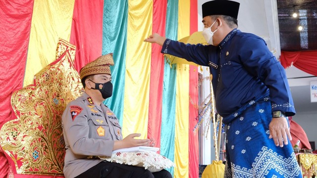 KAPOLDA Riau, Irjen Pol Mohammad Iqbal, saat ditepuk tepung tawar, Senin (10/1/2022). 