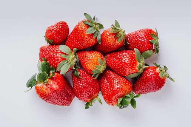 Cara Membuat Bibir Merah Alami dengan Strawberry, Berikut Tahapannya!   (29058)