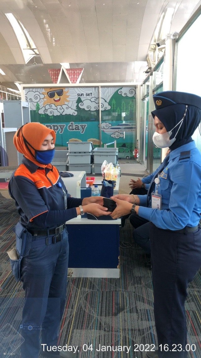 Dewi Lestari (30), petugas kebersihan (cleaning service), Bandara Kualanamu saat mengembalikam emas seberat 97 gram ke Petugas Avsec. Foto: Dok. Istimewa