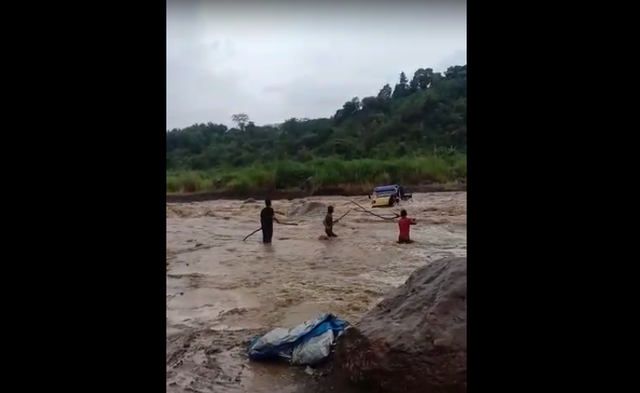 SS video dump truck saat terseret banjir bandang Sungai Gung, Tegal, (istimewa)