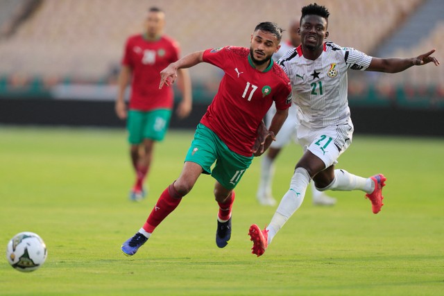 Pemain Maroko Sofiane Boufal berebut bola dengan pemain Ghana Iddrisu Baba pada pertandingan Grup C Piala Afrika di Stade Ahmadou Ahidjo, Yaounde, Kamerun. Foto: Thaier Al-Sudani/REUTERS