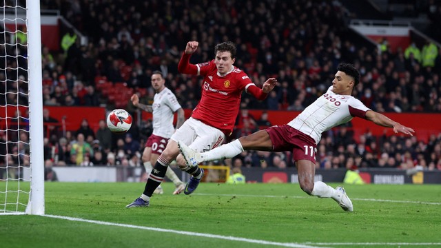 Pemain Aston Villa Ollie Watkins mencetak gol yang kemudian dianulir saat melawan Manchester United pada pertandingan Putara Ketiga Piala FA di Old Trafford, Manchester, Inggris. Foto: Phil Noble/REUTERS