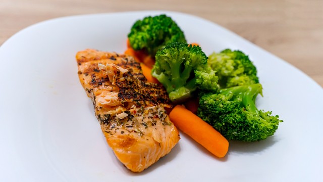 Salmon brokoli untuk makanan bayi.
 Foto: Shutter Stock