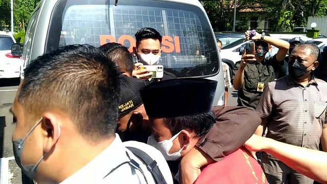 Terdakwa pemerkosaan 13 santriwati di Kota Bandung, Herry Wirawan, akan menjalani sidang tuntutan di Pengadilan Negeri (PN) Bandung, Selasa (11/1). Foto: Rachmadi Rasyad/kumparan