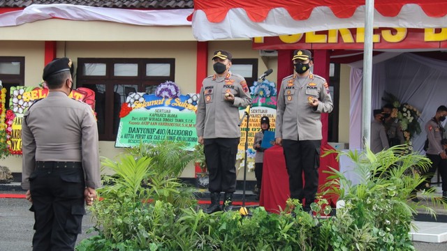 Tradisi Pedang Pora Sambut Kedatangan Kapolres Blora AKBP Aan ...