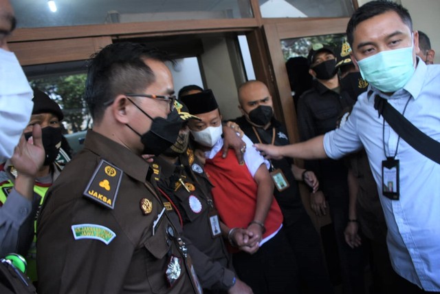Herry Wirawan saat menghadiri pembacaan tuntutan oleh jaksa di PN Bandung pada Selasa (11/1). Foto: Dok: Kejati Jabar
