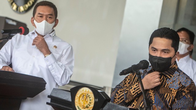 Menteri BUMN Erick Thohir (kanan) bersama Jaksa Agung ST Burhanuddin (kiri) memberikan keterangan pers di Gedung Menara Kartika Adhyaksa, Jakarta, Selasa (11/1/2022). Foto: Aprillio Akbar/Antara Foto