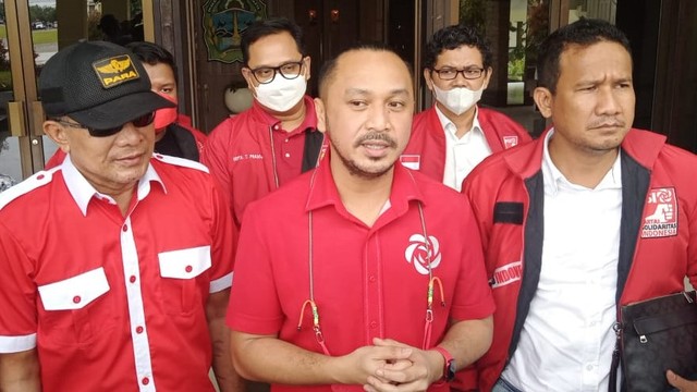 Ketua Umum Partai Solidaritas Indonesia (PSI), Giring Ganesha (tengah), saat diwawancarai. Foto: Erfanto/Tugu Jogja
