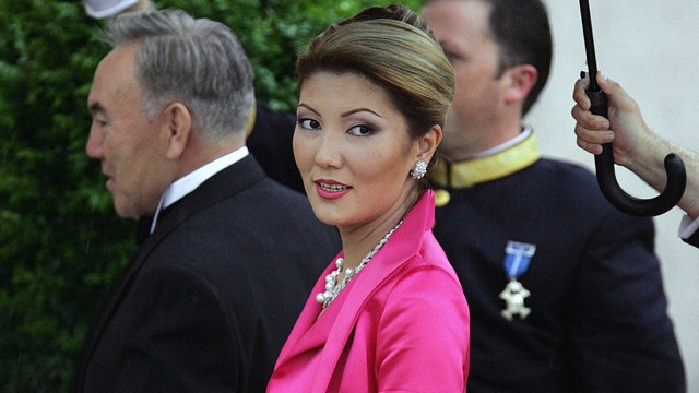 Aliya Nazarbayeva, putri Presiden Kazakhstan Nursultan Nazarbayev, di samping ayahnya saat mereka tiba  menghadiri makan malam resmi di Istana Pardo di Madrid 21 Mei 2004. Foto: Odd Andersen/AFP