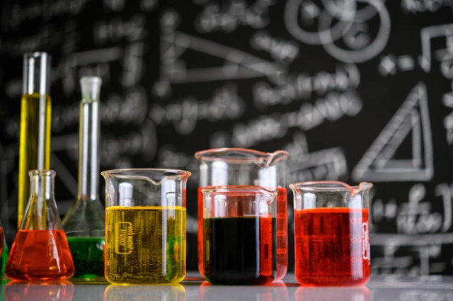 Dalam ilmu kimia, Sistem Periodik Unsur Kimia digunakan untuk menggambarkan unsur-unsur beserta sifat-sifatnya. Foto: Freepik.com