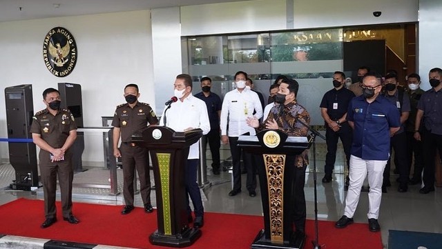 Menteri BUMN Erick Thohir melaporkan indikasi korupsi pengadaan pesawat PT Garuda Indonesia (Persero) ke Kejaksaan Agung RI, Selasa (11/1). Foto: Kementerian BUMN
