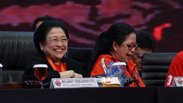 Ketum PDIP Megawati Soekarnoputri (kiri) dan Puan Maharani di Penutupan Rakornas. Foto: Iqbal Firdaus/kumparan