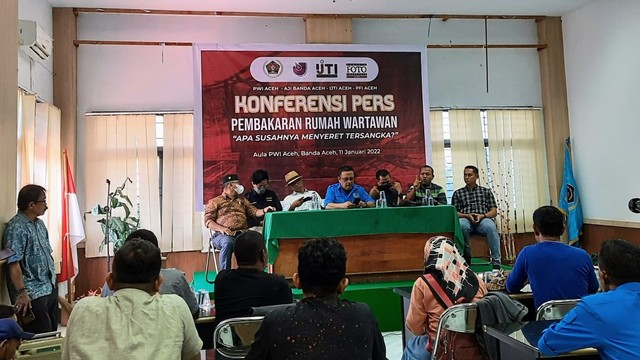Konferensi pers bersama organisasi pers terkait kasus pembakaran rumah jurnalis Asnawi Luwi yang digelar di Kantor PWI Aceh, Selasa (11/1). Foto: Habil Razali/acehkini