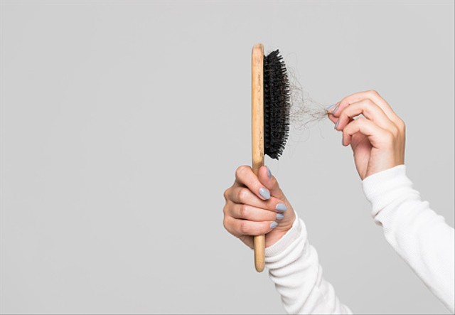 Ilustrasi Cara Merawat Rambut Kering dan Rontok. Sumber: Unsplash,