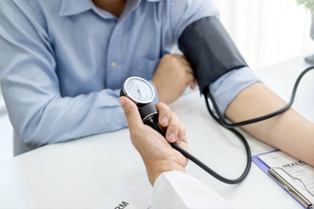 Ilustrasi pasien yang diukur tensinya oleh dokter. Foto: iStock