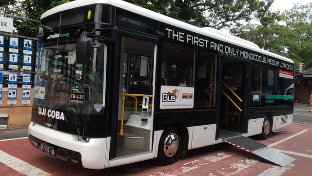 Bus kota low deck ramah difabel yang diuji coba Dishub Kota Solo. FOTO: Dok Dishub