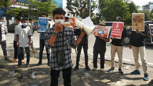 Sekelompok mahasiswa di Kota Medan berunjuk rasa di Kantor Gubernur Sumut soal atlet PON Foto: Dok. Istimewa