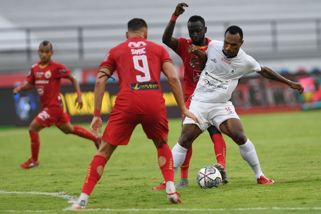 Pemain Persija Jakarta Makan Konate dan Marco Simic menghadang pemain Persipura Nelson Alom dalam pertandingan sepak bola Liga 1 di Stadion I Wayan Dipta, Gianyar Bali, Selasa (11/1/2022). Foto: Nyoman Budhiana/Antara Foto