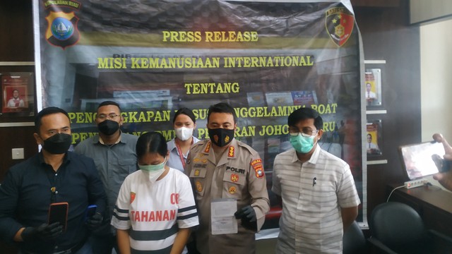 Tersangka SS saat dihadirkan dalam konferensi pers di Mapolda Kepri, Selasa (11/1). Foto: Zalfirega/kepripedia.com