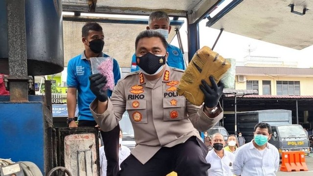 Kapolrestabes Medan Kombes Pol Riko Sunarko saat memusnahkan barang bukti narkotika. Foto: Polrestabes Medan