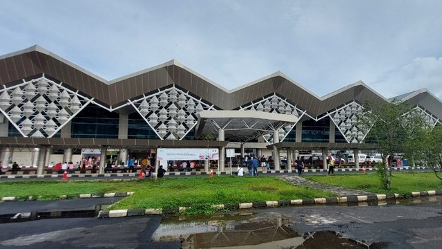 Suasana Bandara Sam Ratulangi, Manado.
 Foto: kumparan