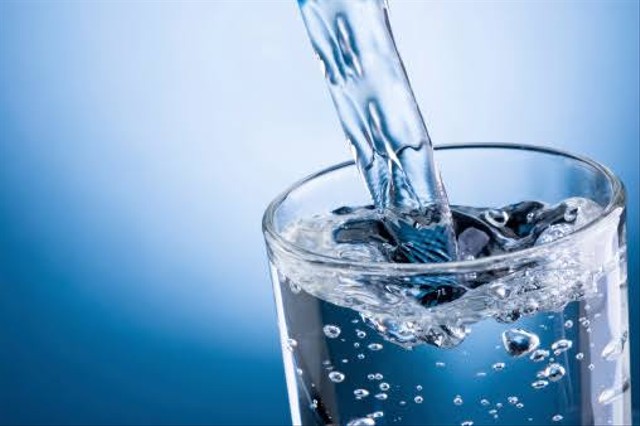 Berapa Liter Air Putih yang Dianjurkan untuk Dikonsumsi dalam Sehari? (341836)